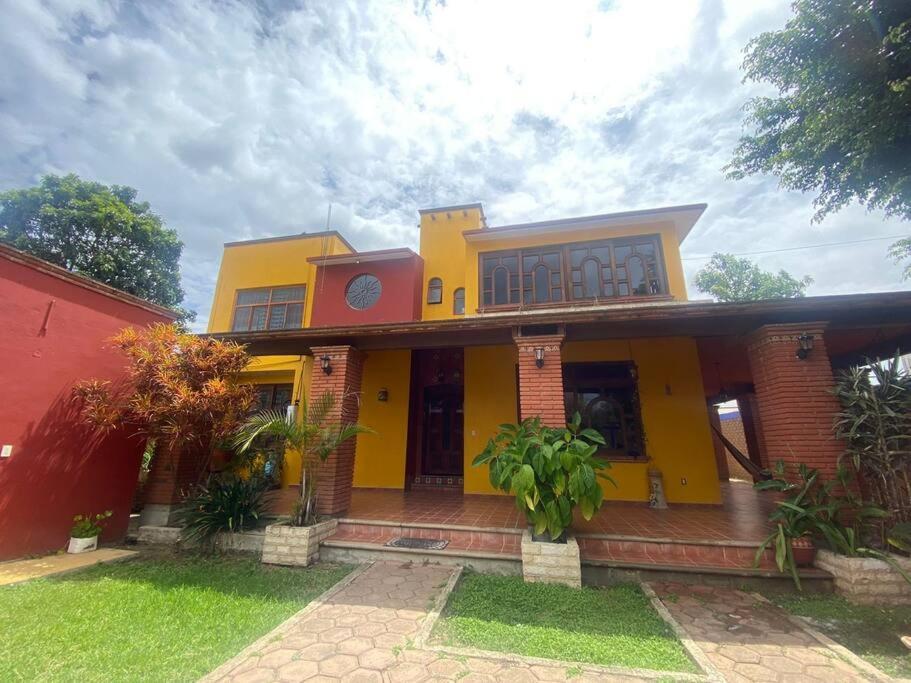 Santa María AzompaCasa Lídxi Beexha的红色的黄色房子