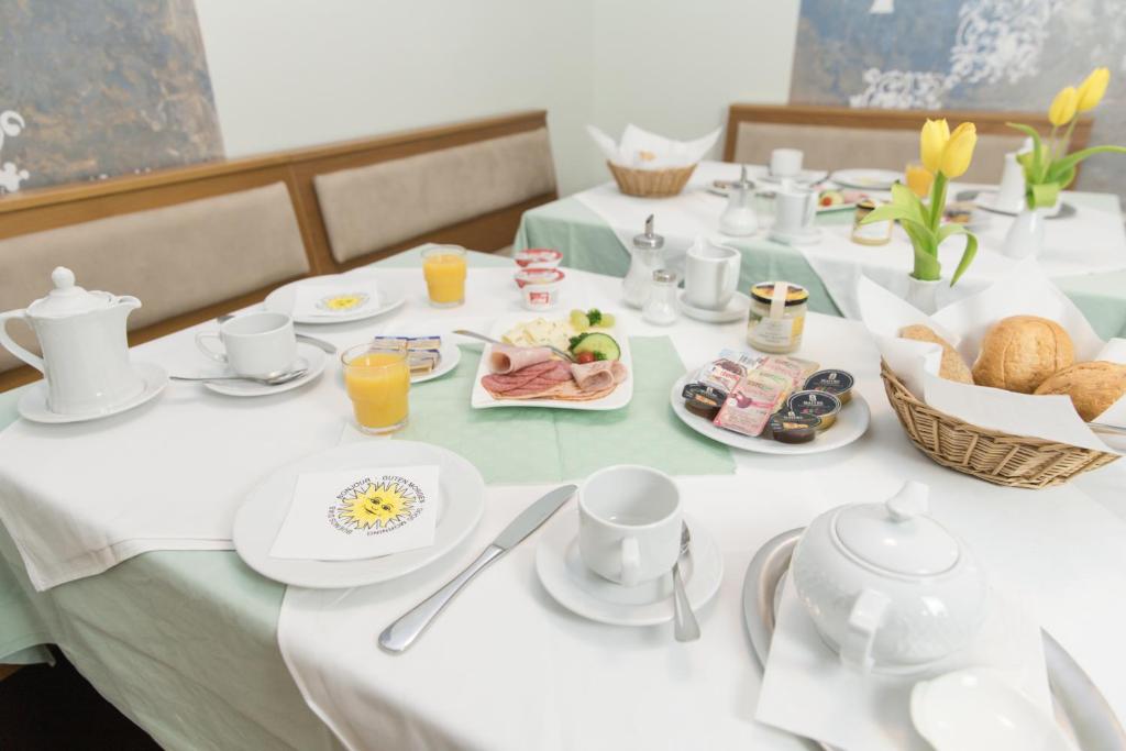 哥达纳赫巴尔德尔克莱恩膳食公寓酒店的一张带食物和饮料的白色桌子