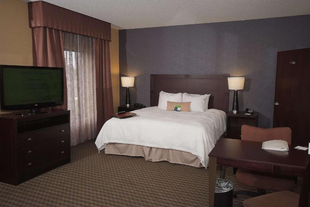 瓦恩兰文兰德希尔顿恒庭旅馆&套房酒店的酒店客房配有一张床、一张书桌和一台电视。
