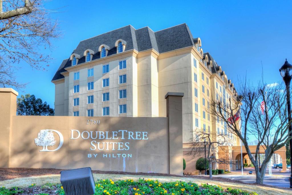 亚特兰大Doubletree Suites by Hilton at The Battery Atlanta的 ⁇ 染圆顶树套房建筑