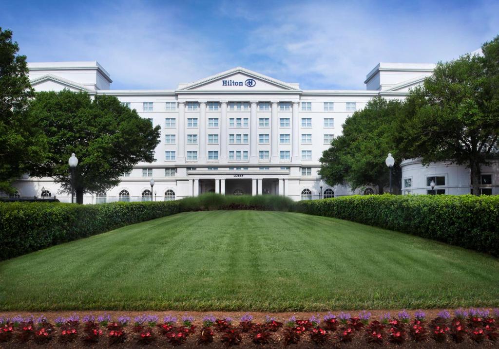 玛丽埃塔市希尔顿亚特兰大/马利耶塔酒店及会议中心的前面有草坪的白色大建筑