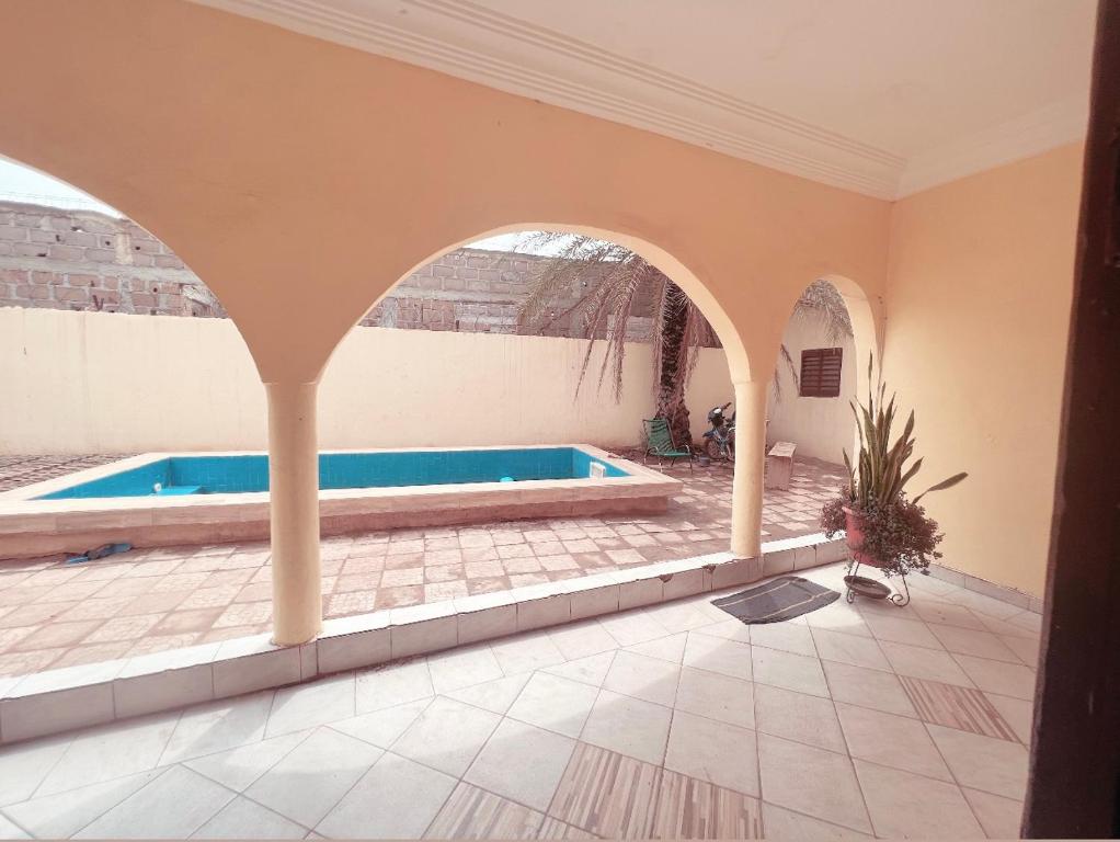 巴马科Villa Saran的一座带拱门的房子中的游泳池