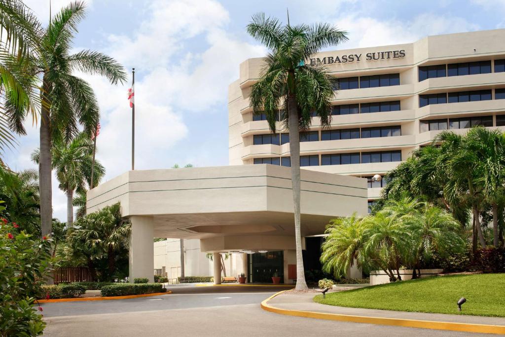 布卡拉顿博卡拉顿大使套房酒店的一座楼前有棕榈树的酒店