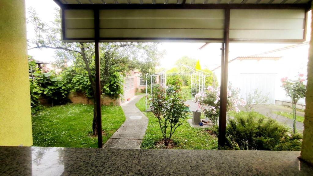 贾科沃Kuća za odmor Proljeće的从房子的厨房窗户可欣赏到花园美景