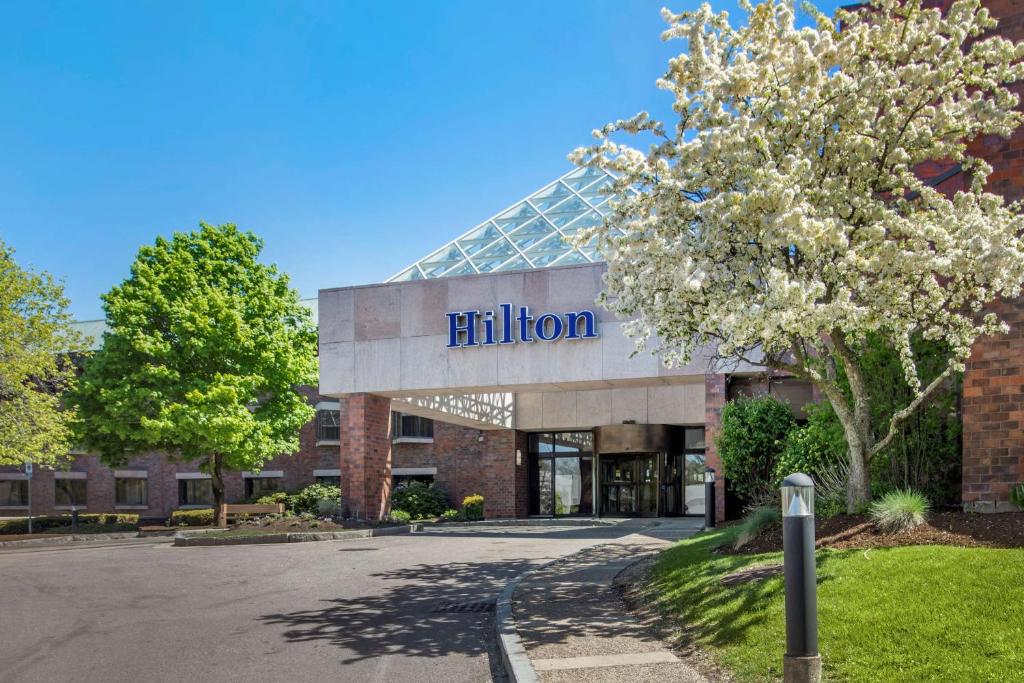 戴德姆Hilton Boston Dedham的前面有 ⁇ 标志的建筑