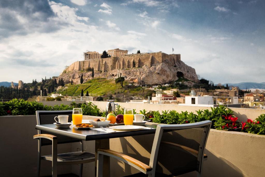 雅典雅典门酒店的桌椅,享有山景