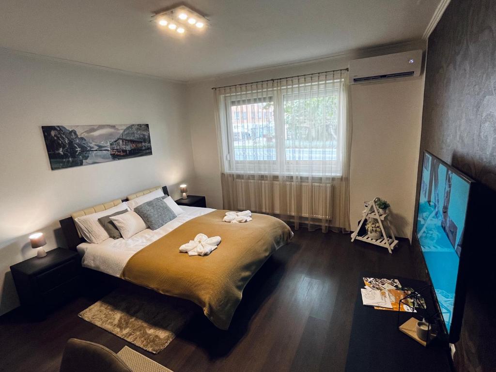 毛科Borisz Apartman的一间卧室配有一张大床和一台平面电视