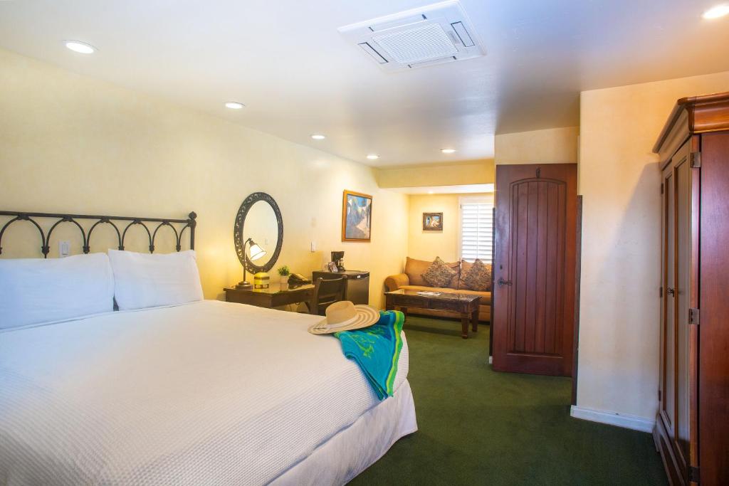 Castillo Inn at the Beach客房内的一张或多张床位