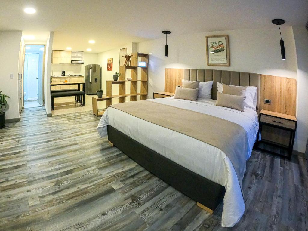 波哥大86 suites的一间卧室配有一张大床和一张书桌