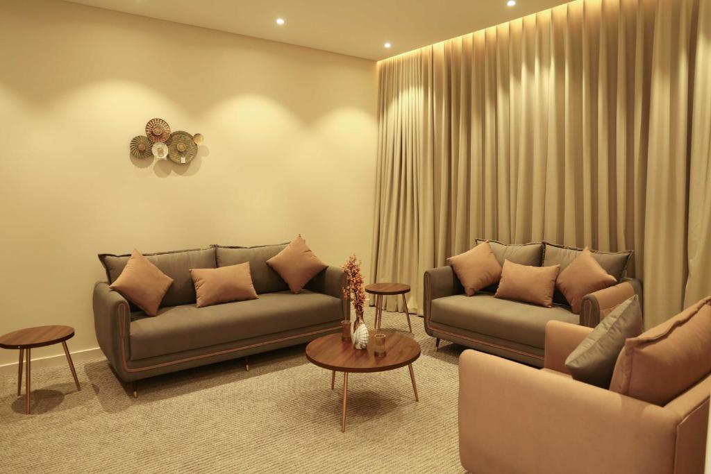 艾卜哈نزل ليلى الفندقية الفاخرة luxury的客厅配有两张沙发和一张桌子