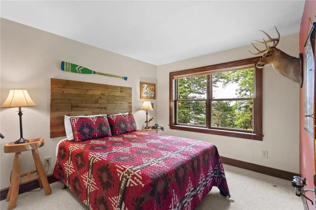 尤里卡斯普林斯White River Mountain Manor- Million dollar view的一间卧室设有一张大床和一个窗户。