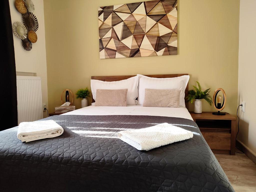 阿特米达Urban nature的一间卧室配有一张床,上面有两条毛巾