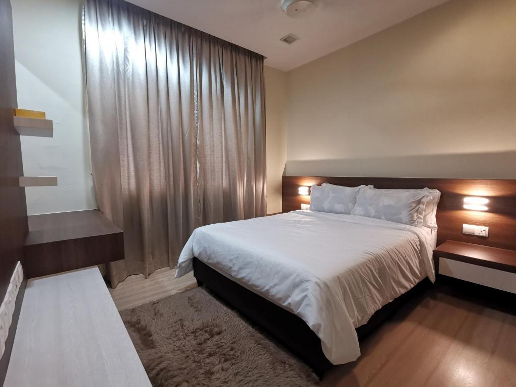 莎阿南Enarahomes Shah Alam的卧室设有一张白色大床和一扇窗户。