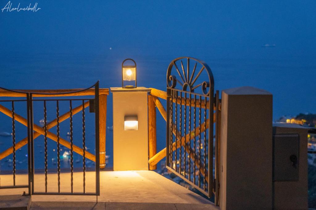 波西塔诺L'Acquolella的夜间阳台的灯门