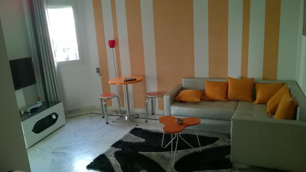突尼斯哥扎娜公寓的客厅配有沙发和桌子