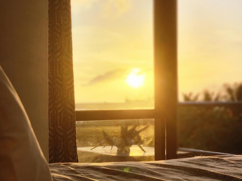 ‘OhonuaEua Accommodation的享有日落美景的窗户
