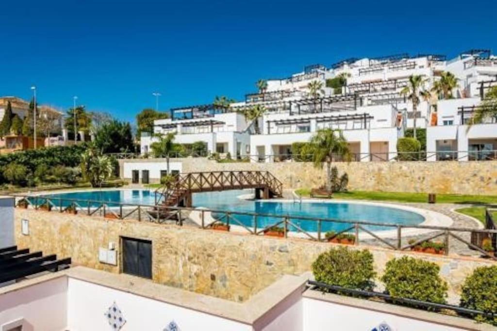 马贝拉Dúplex de Lujo Marbella Golf的拥有2个游泳池和建筑的度假村