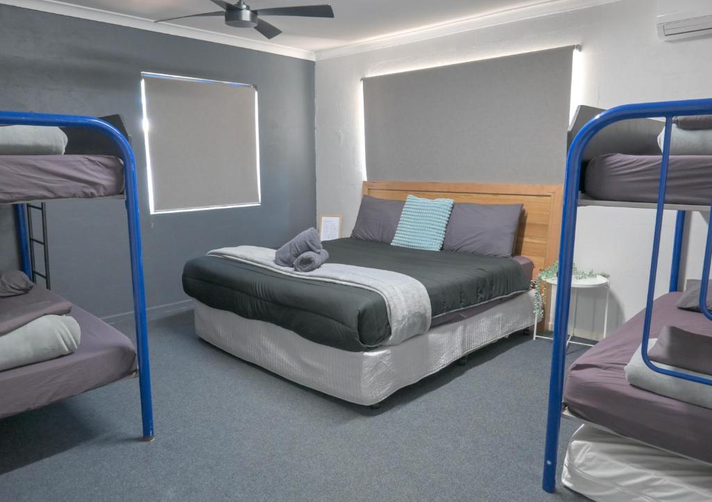 卡尔巴里Kalbarri Inn的一间卧室配有两张双层床。
