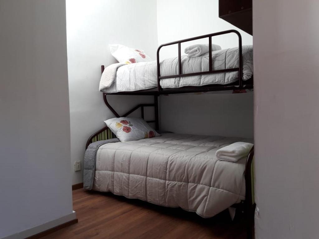 SicuaniCasa Turistica Las Tunas的一间卧室配有两张双层床和一张小床。