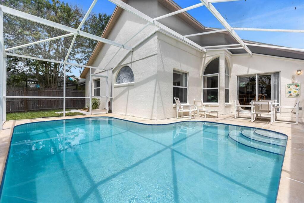 基西米2974 Viscount Villa 3bed+ Pool&Spa的一座房子后院的游泳池