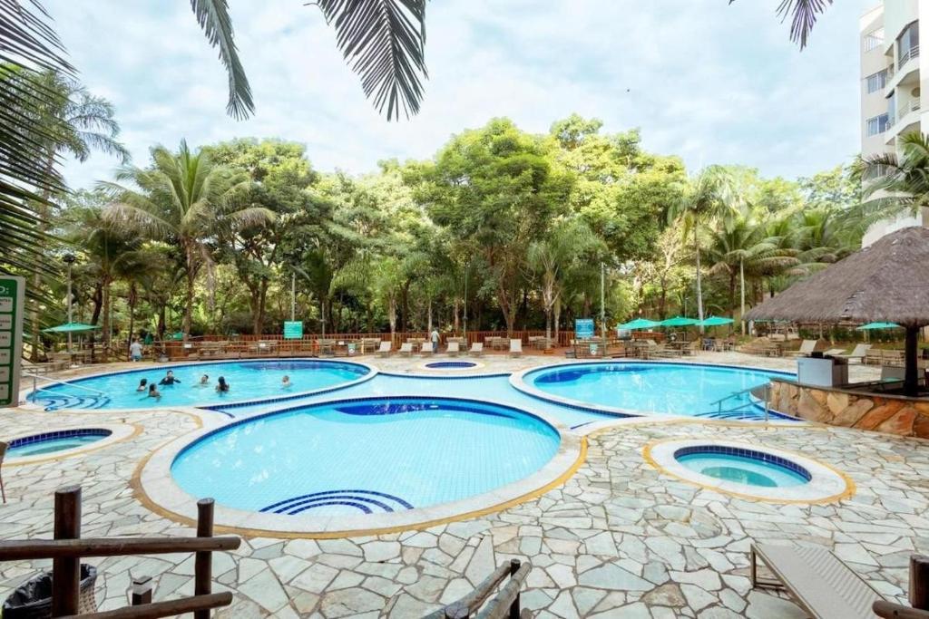 热河市Thermas Paradise - Rio Quente - Apto 2 quartos com Suíte的和度假村内的人一起使用的游泳池