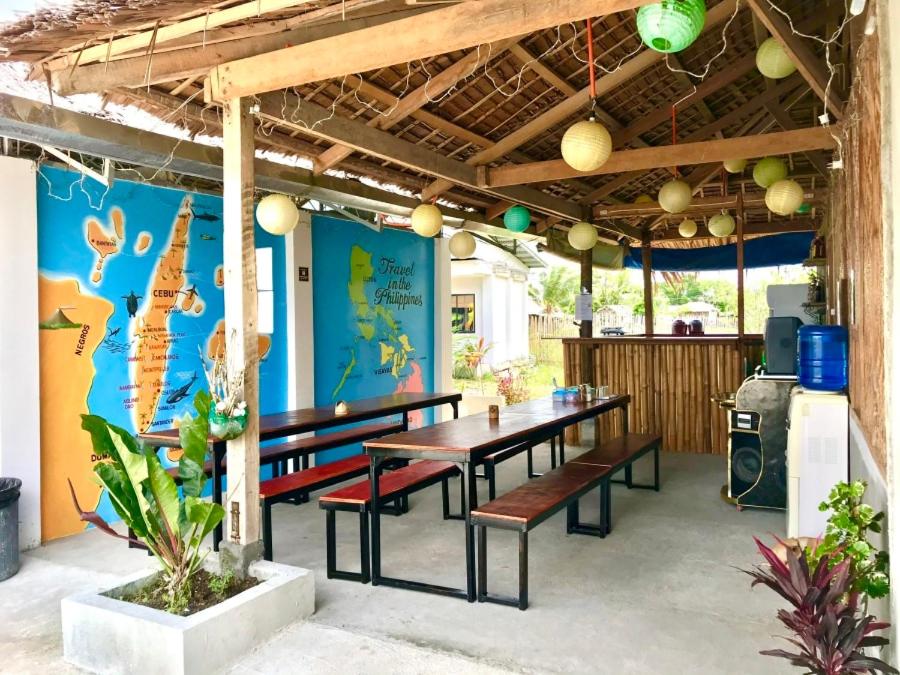 莫阿尔博阿Ananas Guesthouse的一个带桌子和长凳的庭院