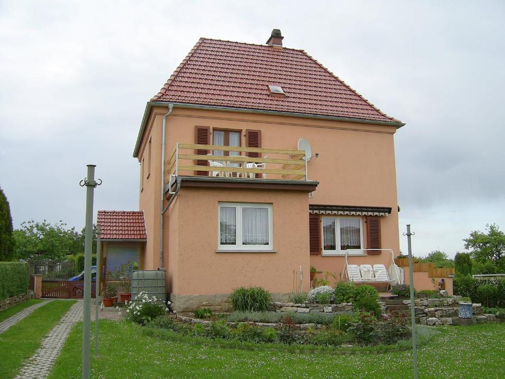 哥达Ferienwohnung Gotha的房屋的顶部设有阳台