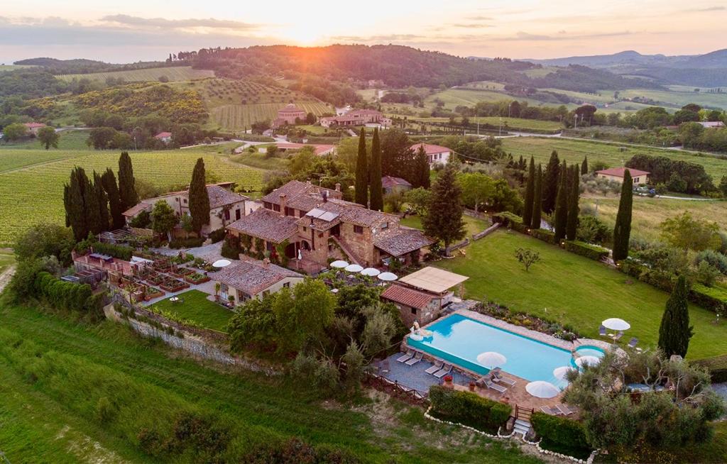 蒙特普齐亚诺黎莱斯奥塔丽亚酒店的享有带游泳池的庄园的空中景致