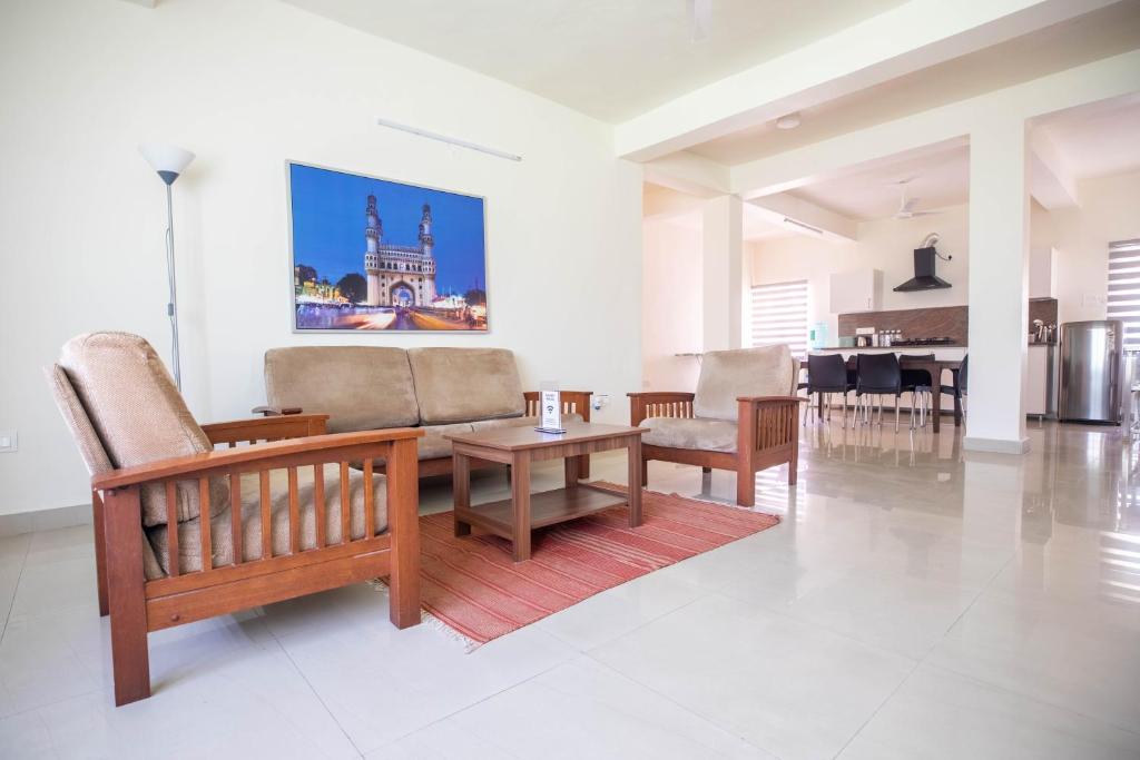 海得拉巴Neemtree Apartments的客厅配有沙发和桌子