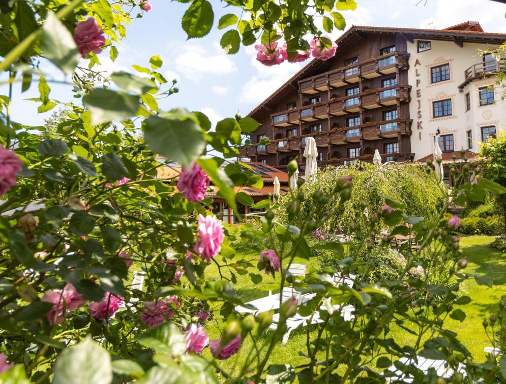 卡尔帕奇Alpejski Boutique Hotel的享有酒店花园的景致。