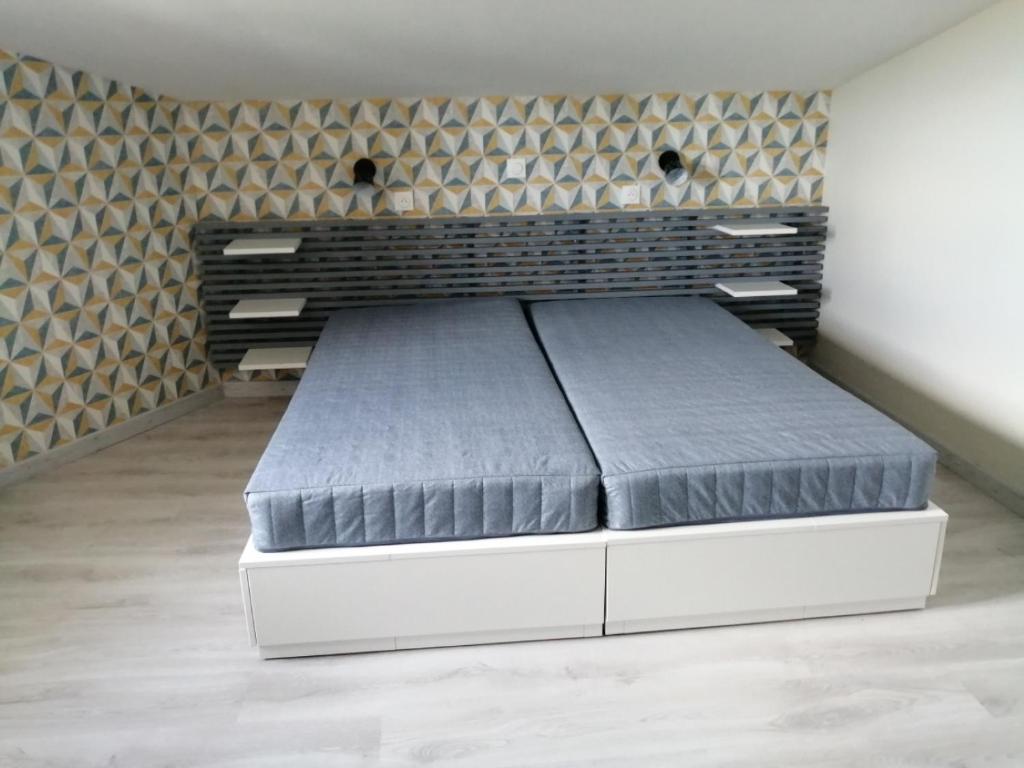 PamprouxGite Bin Benaise sans linge的一张大床,位于一个墙上的房间