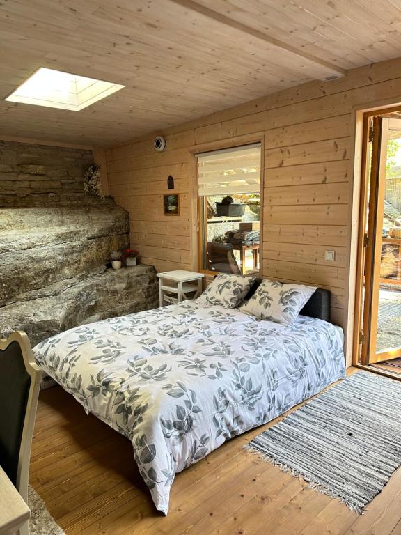 劳拉斯玛Natura Sauna的小木屋内一间卧室,配有一张床