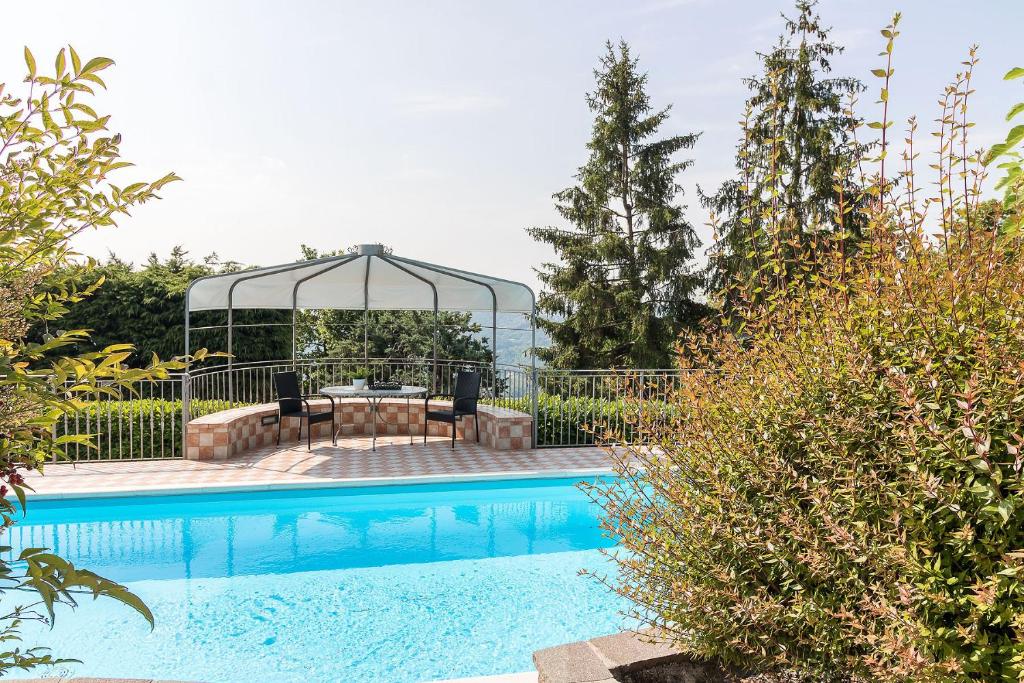 Villanuova sul clisiVilla Montagne & Lago by Garda FeWo的庭院内带凉亭的游泳池