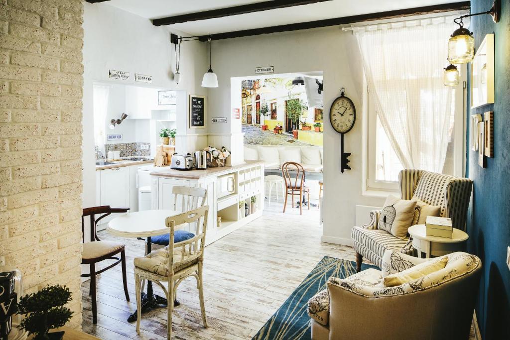 索非亚5号最佳旅舍的厨房以及带桌椅的起居室。
