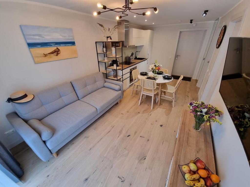 ĶesterciemsAngren Albatross, SEA & SPA的客厅配有蓝色的沙发和桌子