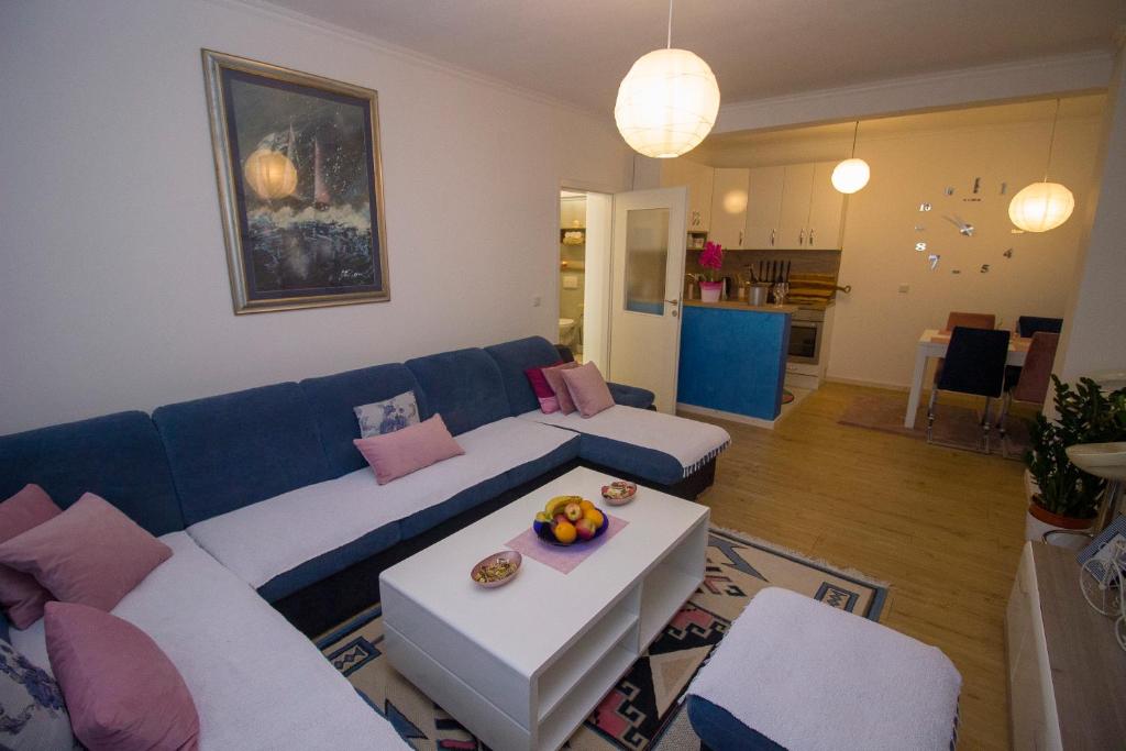 莫斯塔尔Apartman Flumen的客厅配有蓝色和白色的沙发。