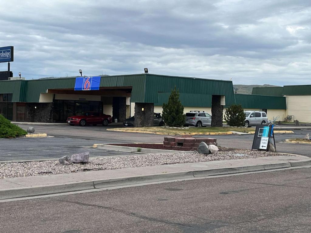 波卡特洛Motel 6 Pocatello ID的停车场前有标志的商店