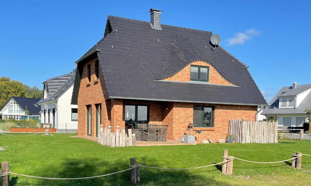卡尔斯哈根FH Kormoran_STRUe的黑色屋顶砖屋