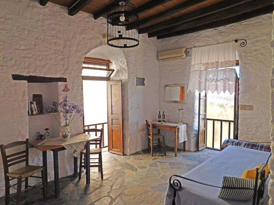 阿诺锡罗斯Philoxeno Traditional house - Ano Syros的卧室配有一张床和一张桌子及椅子