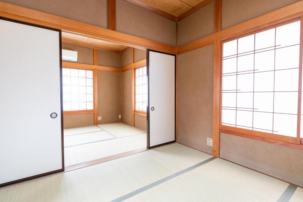 南伊豆町貸別荘　満月の夜的建筑里一间空房间,有三个窗户
