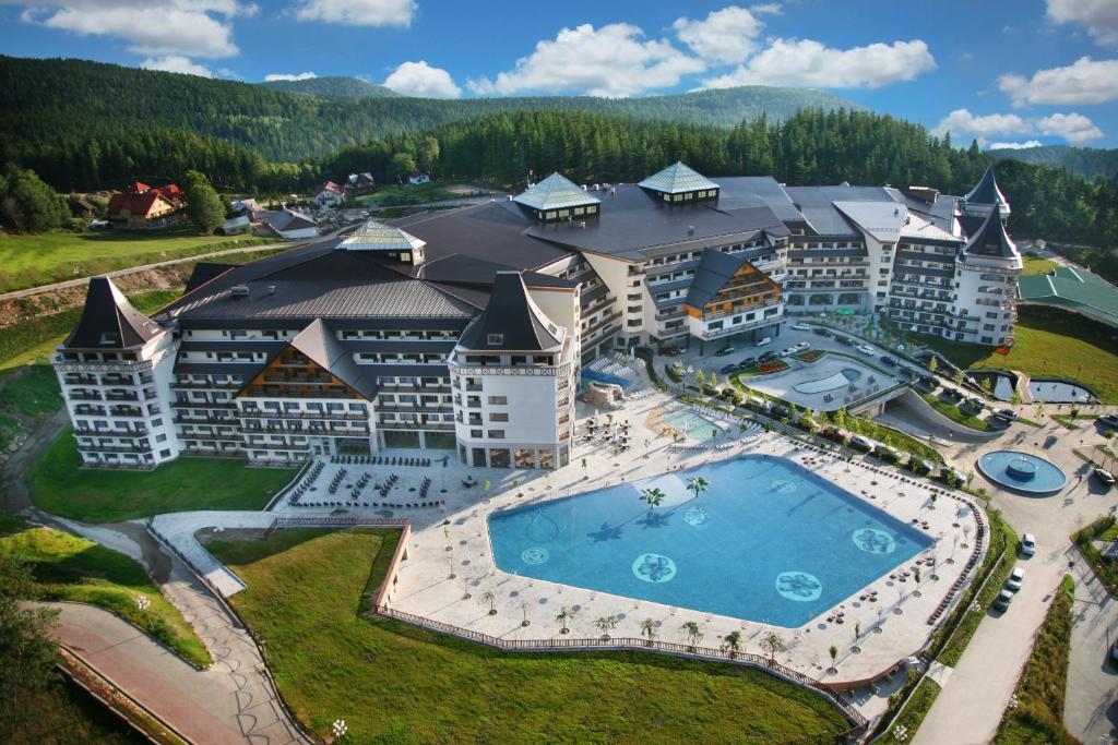 卡尔帕奇卡尔帕奇佳乐比思琪酒店的享有带游泳池的度假村的空中景致