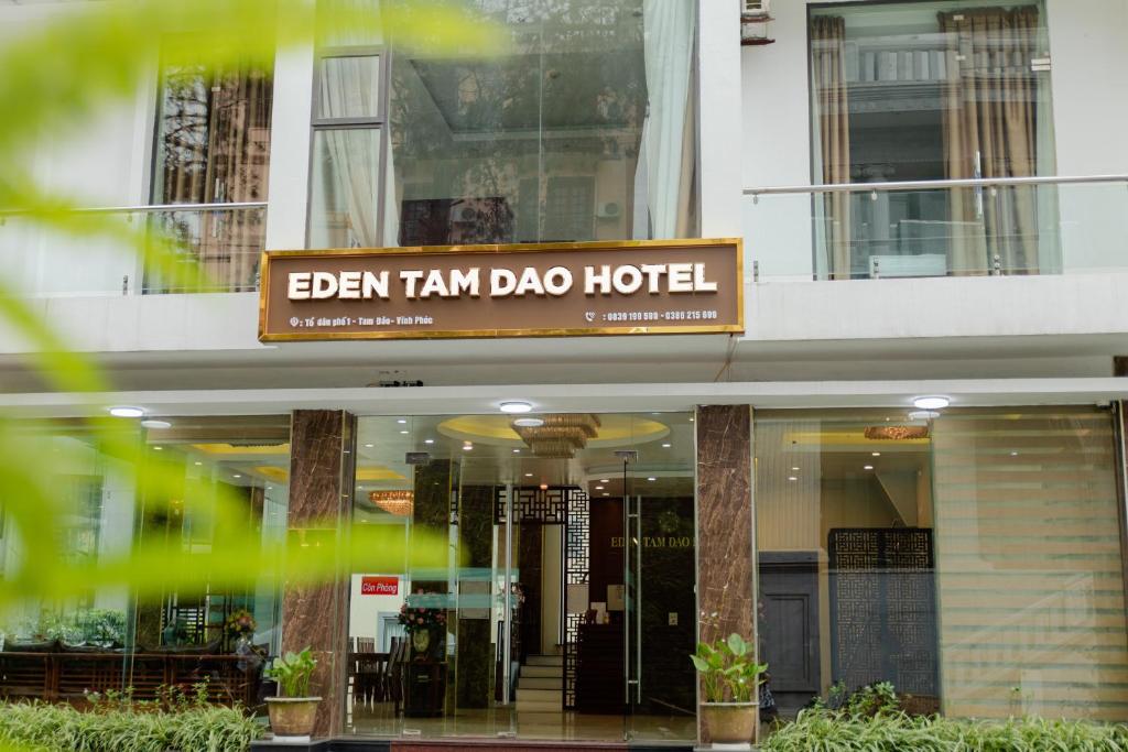 三岛县Eden Tam Dao Hotel - Lovely Hotel in Tam Dao的一座建筑,上面有标牌读过Ben tangha dag酒店