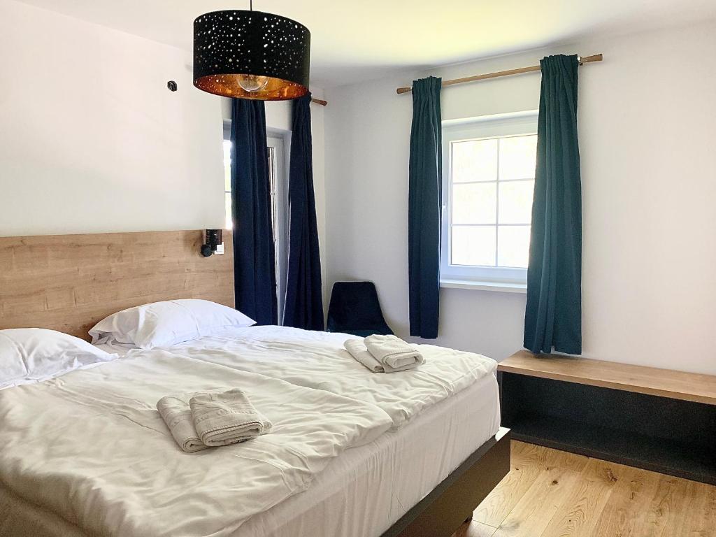 博德森特克Olimian Oasis Village Lipa 107的一间卧室配有一张床,上面有两条毛巾