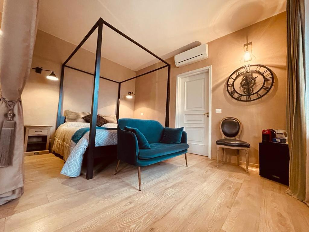 巴罗洛Suite Villa Aurelj的一间卧室配有一张床和一张蓝色椅子