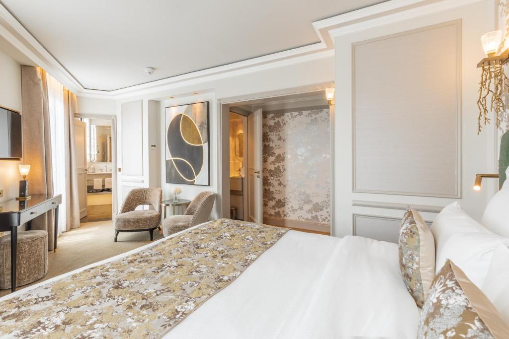 巴黎Manolita Paris的一间带白色大床的卧室和一间客厅