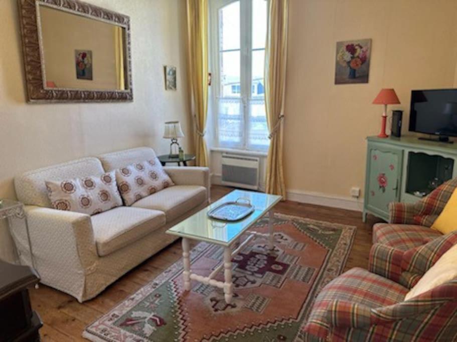 迪纳尔Charmant T2 saint Enogat的客厅配有沙发和桌子