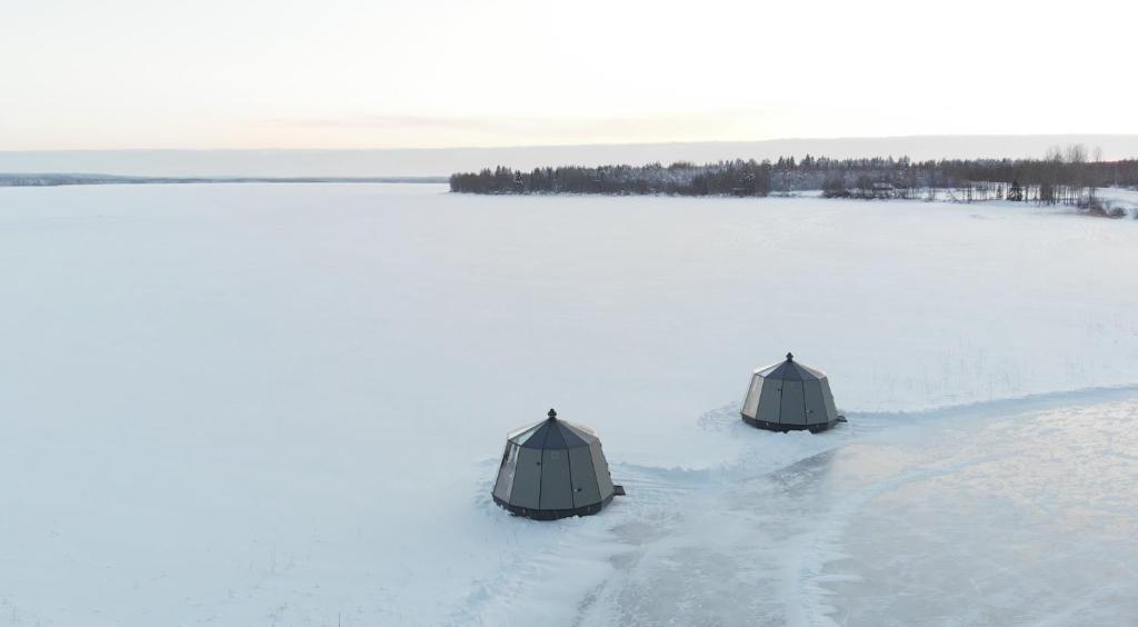 罗瓦涅米Vikajärvi Lake View Experience Igloos的雪地里的两个圆顶