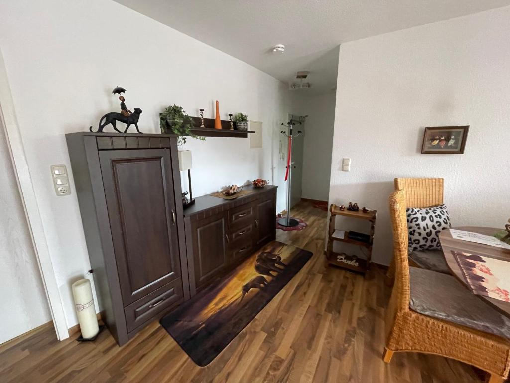 普劳恩Möblierte Wohnung für Geschäftsreisen/Ferienwohnung Plauen Stadtmitte的客厅设有大型棕色橱柜和木地板。