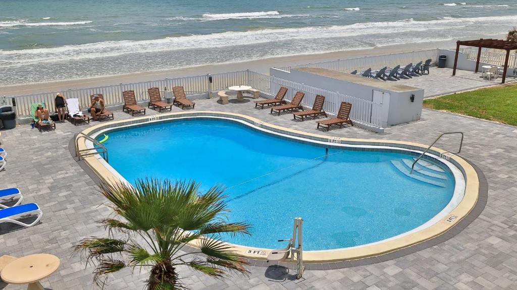 奥蒙德海滩缀富沃德比奇汽车旅馆的海滩旁游泳池的顶部景色