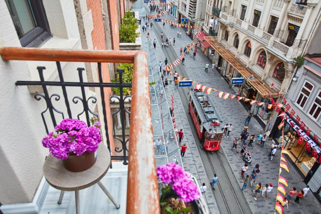 伊斯坦布尔Magnova Studios的鲜花阳台享有城市街道的景致。